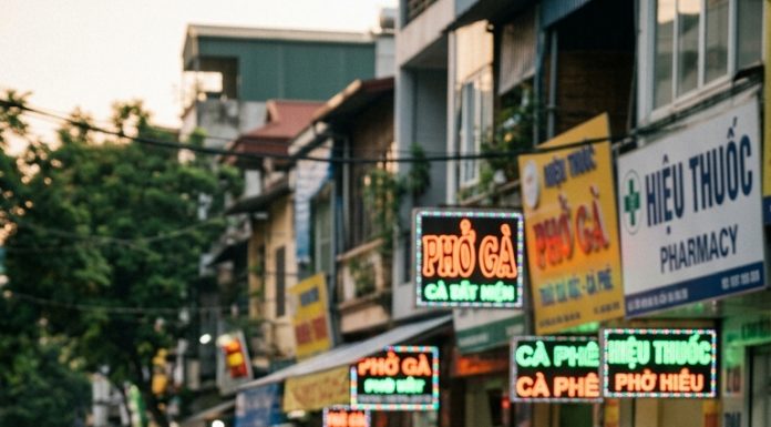 Chàng trai bỏ cuốc xe 500k giúp đỡ cô gái bị ngất xỉu và cái kết ko ngờ