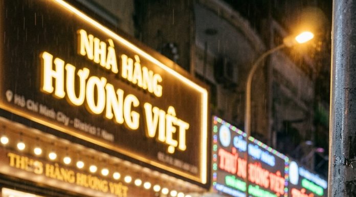 Đi du lịch Sài Gòn cùng với mẹ chồng nửa tháng nhưng cả 10 đêm bà không hề ngủ cùng với tôi mà đi tới gần sáng mới về. Một lần không nói nhưng cả 10 đêm thì tôi không thể không nghi ngờ. Đến đêm thứ 11 tôi quyết định đi theo thì phát hiện ra..