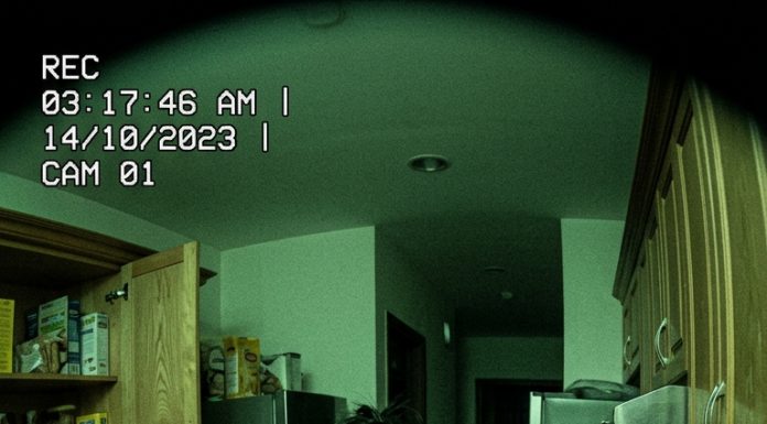 Nhưng dẫu anh đã cẩn thận bỏ thức ăn trong tủ kín, sáng hôm sau vẫn thấy hộp cơm, bánh, thậm chí đồ ăn vặt – mất sạch.