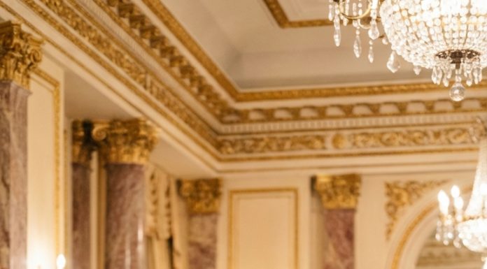 Đi dự tiệc ở khách sạn 5 sao, chồng bảo vợ là ô s//in, khi vợ tháo khẩu trang mọi người liền á khẩu còn chồng â/n hậ//n tới cuối đời…