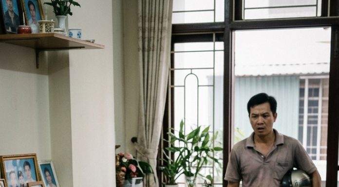 Bà mẹ già lặ-ng l-ẽ gõ cửa nhà con, chưa kịp gặp đã bị coi là osin . Cô người yêu thẳng tay hắ-t h-ủi, không ngờ Hùng về giữa lúc ấy . Cảnh tượng anh chứng kiến khiến tất cả ch-ết lặ-ng, một sự thật đ-au lò-ng bị lật mở…