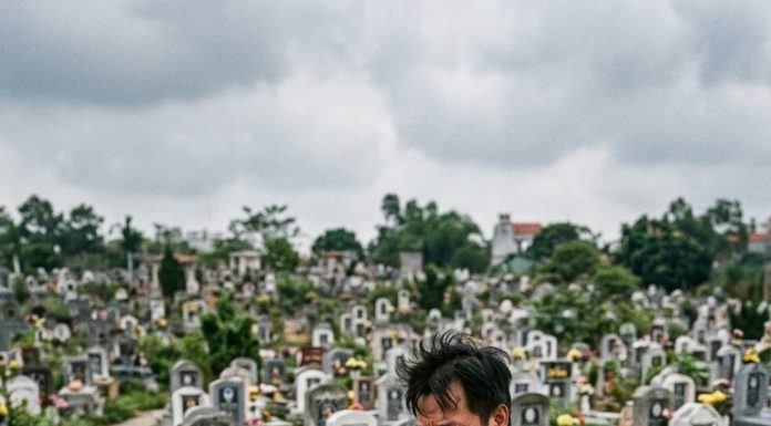 Anh chỉ nghĩ đó là một chuyến thăm mộ như bao lần khác… cho đến khi tận mắt thấy hai đứa trẻ vô gia cư ôm chầm lấy vợ mình và gọi một tiếng “mẹ”. Khoảnh khắc ấy, mọi thứ sụp đổ — và bí mật bị chô/n giấu suốt 8 năm khiến anh choáng váng nhận ra mình đã sống trong một lời nói dối kinh hoàng…