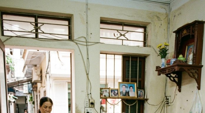 Đến chơi nhà con rể mà thấy bà thông gia làm quần quật như giúp việc, con gái thì ngồi chơi khiến tôi cực kỳ xấu hổ