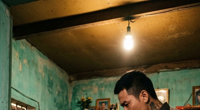 Một tay đòi n:ợ thuê đến nhà một bà cụ nợ tiền đại ca. Thấy cảnh bà đang chăm cháu ốm, anh ta không những không lấy tiền mà còn làm