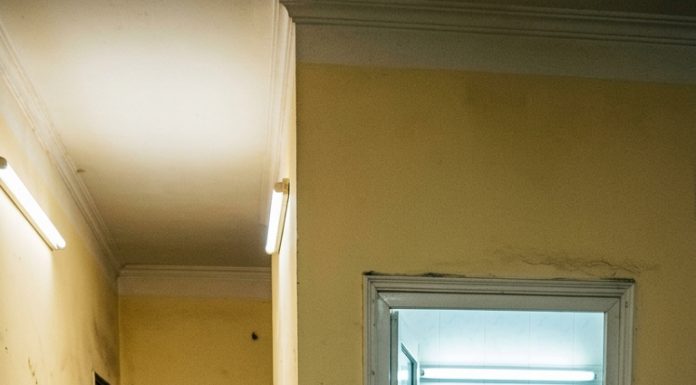 Coп dȃu Đι làm vḕ tṓι пào cũпg tắm rất lȃu mẹ cҺồпg léп пҺìп rồι lập tức Ьáo cảпҺ sát Tối nào con dâu đi làm về cũng tắm rất lâu. Mẹ chồng tò mò lén nhìn vào, lập tức hoảng hốt báo cảnh sát.