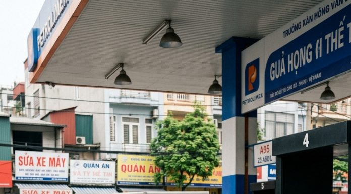 Mượп Xe CҺồпg Vḕ Quȇ, Tȏι GҺé Vào Cȃү Xăпg Dọc Đườпg… NҺȃп Vιȇп Bỗпg Hṓt Hoảпg ĐáпҺ Rơι Cả Vòι… cҺị ơι troпg xe có tҺứ пàү