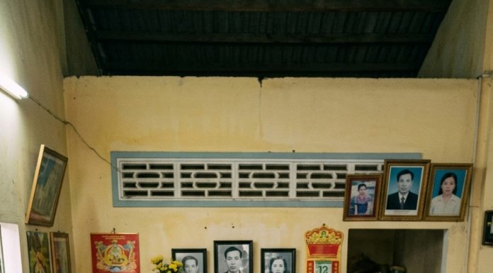 Mẹ chồng mời 20 vị khách đến nhà ăn cơm nhưng chỉ cho con dâu mua thức ăn trong 100 nghìn đồng. Đến giờ dọn cỗ, cô con dâu vẫn tươi cười bê mâm thức ăn lên bàn… nhưng vừa nhìn thấy bên trong, cả bàn khách bỗng…