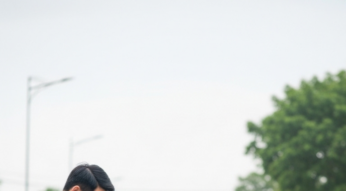 Gã giám đốc va chạm với ông lão chở trứng khiến trứng vỡ tung tóe. Hắn khó chịu xuống xe hất cằm: “Chỗ trứng thối này giá bao nhiêu”