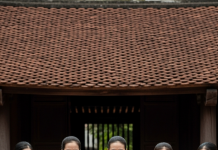 Cô giáo nuôi 2 đứa trẻ mồ côi thành người, đến khi mắc b;ệnh vay tiền thì người “con nuôi” chỉ thủng thẳng “Con không cho cô vay được”