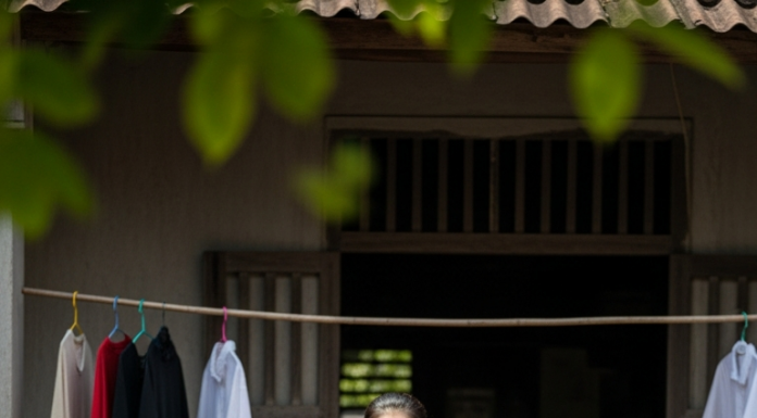 Đám cưới vừa xong, khách khứa chưa về hết ma em chồng đã hất cả nồi nước bồ kết đang sôi nghi ngút vào chân