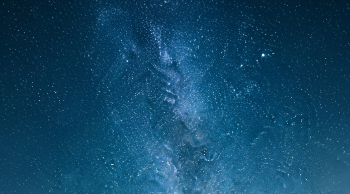 Cô bước tới, giọng run run: “Anh ơi, em bị nhỡ chuyến, họ thả em ở đây. Anh cho em đi nhờ tầm năm cây nữa là tới nhà em được không ạ?”