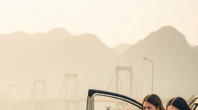 Tôi dắt xe ra khỏi cổng. Vừa đến đầu hẻm — tôi gọi taxi, rồi để xe đó… đúng vị trí dễ nhìn.