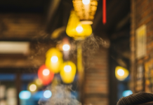 Im lặng kéo dài hàng phút. Tôi đứng cạnh cửa, tay đặt lên vali. — Em định đi thật sao? — Tùng nói, giọng khàn đặc.