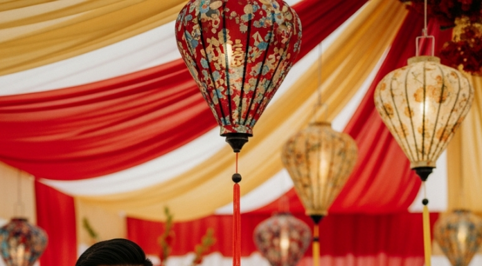 Mừng cưới bạn thân 5 triệu, tôi sững sờ khi mở phong bì bạn mừng sau 2 năm