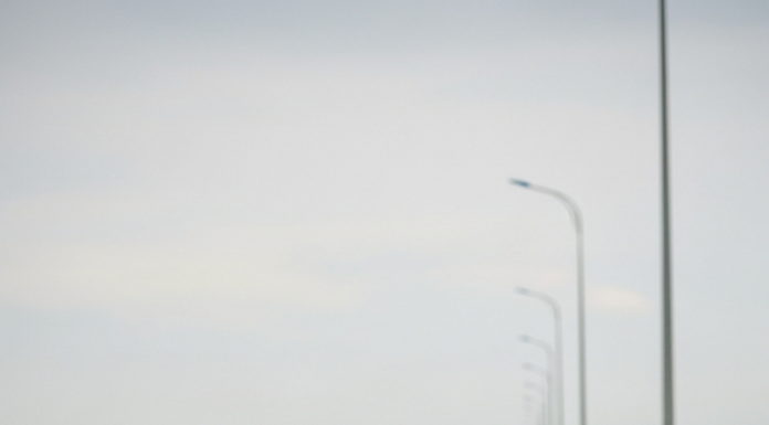 Cố gắng chịu khó thêm tháng nữa thôi, em nhé… Hết tháng này, mình về quê sống gần bố mẹ. Anh m–ệt lắm rồi, chỉ muốn sáng dậy thấy m-ùi khói bếp nhà mình, nghe con gọi ông bà thôi…