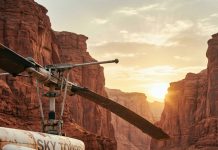 Mạng liên lạc bị nhiễu suốt từ khi chúng tôi tới thung lũng. Máy bộ đàm rè rè, sóng GPS liên tục nhảy loạn. Như thể có một từ trường mạnh đang bao trùm nơi này.