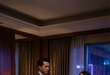 Cô gái tên Lan, 25 tuổi, cầm chặt quai túi, đứng run rẩy trước cửa phòng 806 của khách sạn cao nhất thành phố