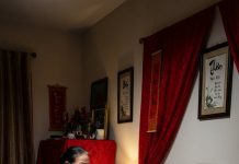 Tôi vẫn còn nằm trong vòng tay Hùng, h/ơi th/ở anh còn đọng trên cổ tôi, nóng, gấp gáp, xen lẫn chút ngư/ợng n/gùng của một người đàn ông lần đầu trở thành chồng hợp pháp của ai đó