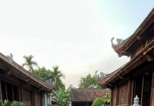 Chùa Vân Trung nằm trên gò đất cao cuối làng. Ngôi chùa ấy không lớn, chẳng nổi tiếng gì, nhưng lại là nơi người dân vẫn gửi gắm mong ước an yên sau mỗi vụ mùa