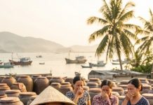 Nhà ông Ba ở cuối xóm Đông Trại, nổi tiếng nhất vùng vì nghề ủ mắm tôm truyền ba đời. Nói không ngoa, nhà ông tháng nào cũng bán cả tấn