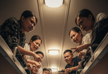 Trong ánh sáng ấy, tờ giấy trên gối giường 17 vẫn nằm đó, im lìm, nhưng nó như nặng thêm cả tấn cảm xúc.