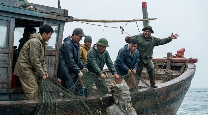 Không ai biết nó từ đâu ra. Nhưng cả làng nghe tin lập tức kéo đến bến thuyền xem. Người thì tò mò, người đoán đây là tượng cổ, có khi bán được cả tỷ.