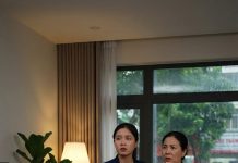 Thế nhưng sau khoảng một tuần, tôi để ý một điều: sáng nào cô giúp việc ấy cũng mở cửa đi ra ngoài lúc 4 giờ sáng