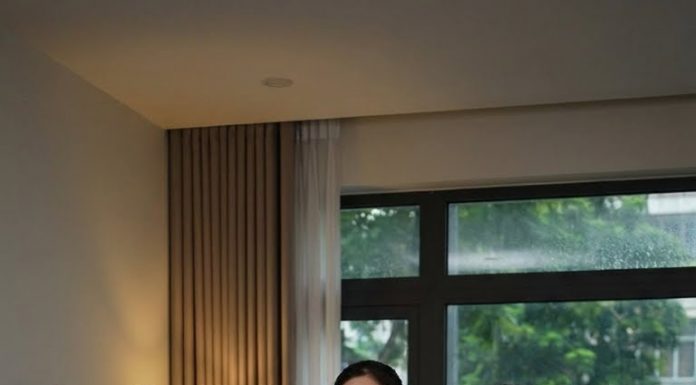 Thế nhưng sau khoảng một tuần, tôi để ý một điều: sáng nào cô giúp việc ấy cũng mở cửa đi ra ngoài lúc 4 giờ sáng