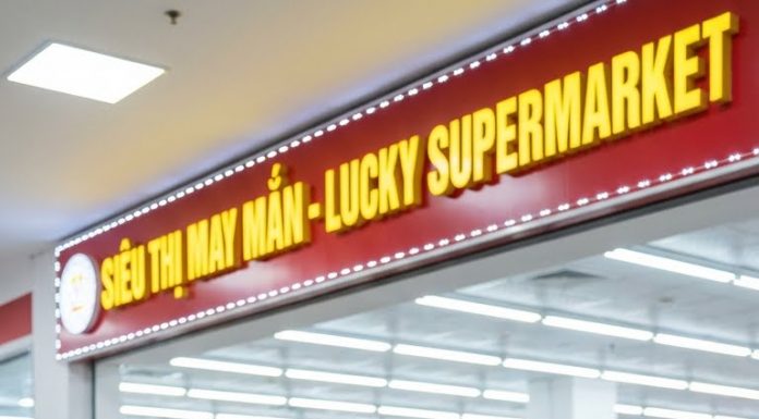 Hạnh co ro dắt chiếc xe đạp cũ nát vào hầm gửi xe của siêu thị “An Phú Mart”. Hai bàn tay run lên vì lạnh, nhưng thật ra là vì một nỗi run khác – nỗi sợ.