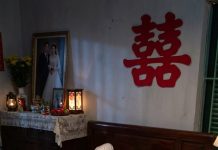 Mỗi bước cô đi dưới sân khấu như đặt sâu vào ngực tôi một câu hỏi: “Tại sao cô ấy lại chọn mình, giữa khi mình chẳng thể cho cô ấy điều thiêng liêng nhất?”