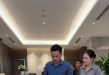 “Ra đây!” Hà gào lớn. “Tôi cho cô hai lựa chọn: cạo đầu hay ký đơn ly hôn ngay lập tức! Đàn bà như cô thì giữ chồng sao được