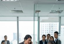 Minh khẽ cười buồn: “Nhưng cháu về đây… là để lấy lại thứ cháu đáng có. Và gặp lại bác… là điều ông ấy không muốn nhất.”