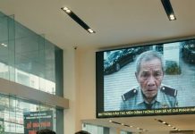 Ông Thuật lặng đi một lúc lâu. Rồi ông mở ví của mình, rút ra một bức ảnh đã ngả vàng, mép rách.