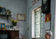 Tôi vừa kéo tấm chăn lên thì bà đột nhiên bật cười. Một nụ cười méo mó vì liệt, nhưng sắc lạnh đến gai người. “Đừng có diễn nữa, cô tưởng tôi không biết à? Cô nhắm vào ba căn nhà của tôi chứ gì.”