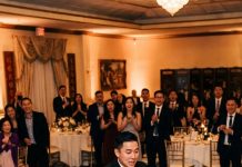 Tôi chết lặng. Tưởng chị nói đùa, nhưng bàn tay chị lạnh toát, siết đến mức cổ tay tôi đau điếng. Trong tích tắc, chị kéo mạnh tôi về một góc