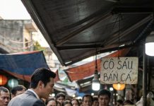 “Bà Sáu dạo này bán cá mà mặt cứ lơ ngơ.” Bà cười: “Lơ gì đâu, cá lên giá nên đau đầu.”