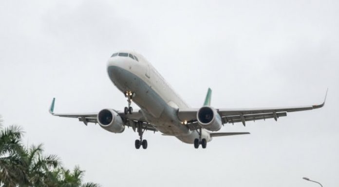 Sáng hôm đó, tôi lái xe đưa Hoàng — chồng tôi — ra sân bay để đi công tác ba ngày.