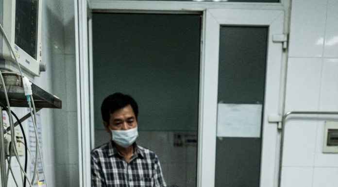 Vừa kéo vali ra cửa, vợ tôi đã đổi thái độ hẳn. Cô ấy nói giọng ngọt lịm: “Anh cứ yên tâm đi làm. Để em vào viện chăm mẹ cho.”