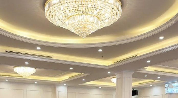 Mẹ chồng tôi – bà Hạnh – ngồi ở bàn chủ hôn, cổ đeo sợi dây chuyền kim cương lấp lánh. Đó là món bà khoe suốt mấy ngày nay, nói rằng “cả thành phố này không mấy người có được”.