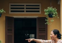 Hôm đó, chồng tôi lôi tôi ra giữa sân, trước mặt họ hàng hai bên và cả người đàn bà anh ta đang qua lại.