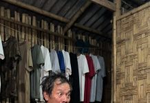 Tôi thường xuyên đi làm xa nên một mình vợ tôi vừa nuôi con vừa chăm sóc mẹ chồng. Nhiều khi thấy vợ vất vả quá, tôi nói để thuê người giúp việc nhưng cô ấy nhất quyết không chịu