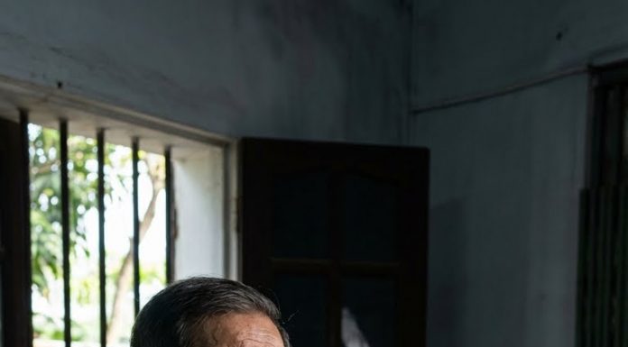 Người đàn ông 70 tuổi ngày cũng cũng đến tiệm vàng bán nhẫn cưới liên tục trong một tháng, chủ tiệm nghi ngờ báo công an, mở két sắt ra ai cũng chết lặng…