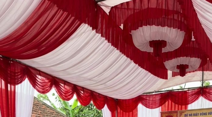 Giữa đám cưới, chị chồng bất ngờ đứng dậy, ch-ỉ th-ẳng mặt mẹ tôi rồi nói bà chỉ là một người giúp việc, con gái bà lấy em trai tôi là trèo. Mẹ tôi lẳng lặng rút ra một tập phong bì trong đó là thứ khiến cả hội trường ch-t lặng