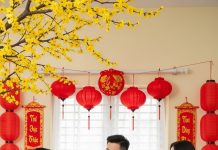 Mẹ chồng tôi quay sang nhìn tôi, ánh mắt không giấu được sự khó chịu. “Sao năm nay ít vậy?” – bà hỏi thẳng – “Năm ngoái cô cho mỗi đứa một triệu mà.”