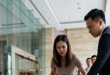 “Ra đây!” Hà gào lớn. “Tôi cho cô hai lựa chọn: cạo đầu hay ký đơn ly hôn ngay lập tức! Đàn bà như cô thì giữ chồng sao được