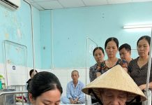 Cô sinh viên nhìn ông ăn nửa ổ bánh mì, rồi thấy ông cẩn thận cất nửa còn lại. “Sao ông không ăn hết?”