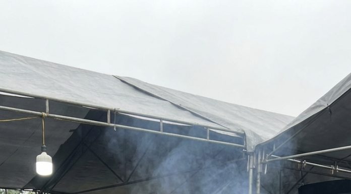 Đêm hôm đó, sau khi khách khứa đã về, tôi dọn lại đồ đạc của Hoàng. Trong ngăn kéo bàn làm việc, tôi tìm thấy một phong thư.