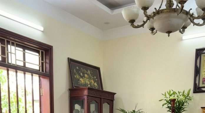 Người chồng tôi từng gọi là chồng, trước mặt tôi và người đàn bà anh ta đang cặp kè, đổ thẳng một bát mắm tôm lên đầu tôi.