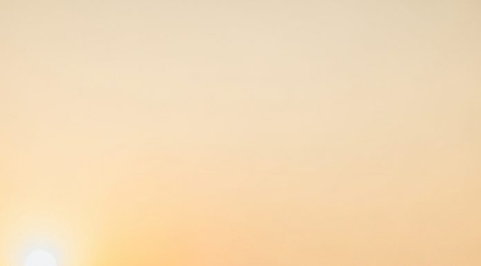 Chồng hay lên sân thượng tập thể dục buổi tối, lúc xuống người đầy mồ hôi, một hôm vợ mang nước cho anh đỡ khát thì điếng h::ồn khi thấy…