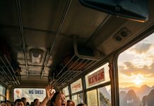 Hai tay bà vẫn đặt trên vô lăng, bình tĩnh đến lạ thường. Chẳng có chút run rẩy nào. Chỉ có hơi thở dài, như thể bà vừa làm một việc vốn là… quen thuộc.